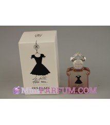 La petite robe noire avec manches mi-longues