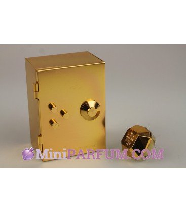 Lady million dans son coffre fort