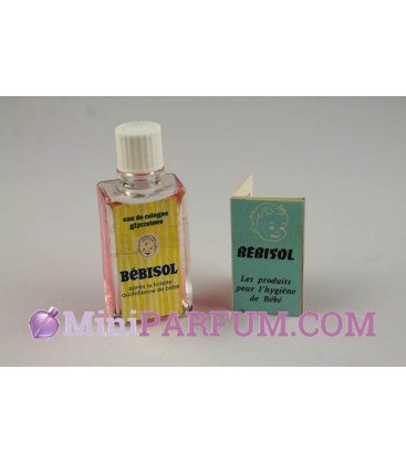 Quotidienne de bébé après la toilette